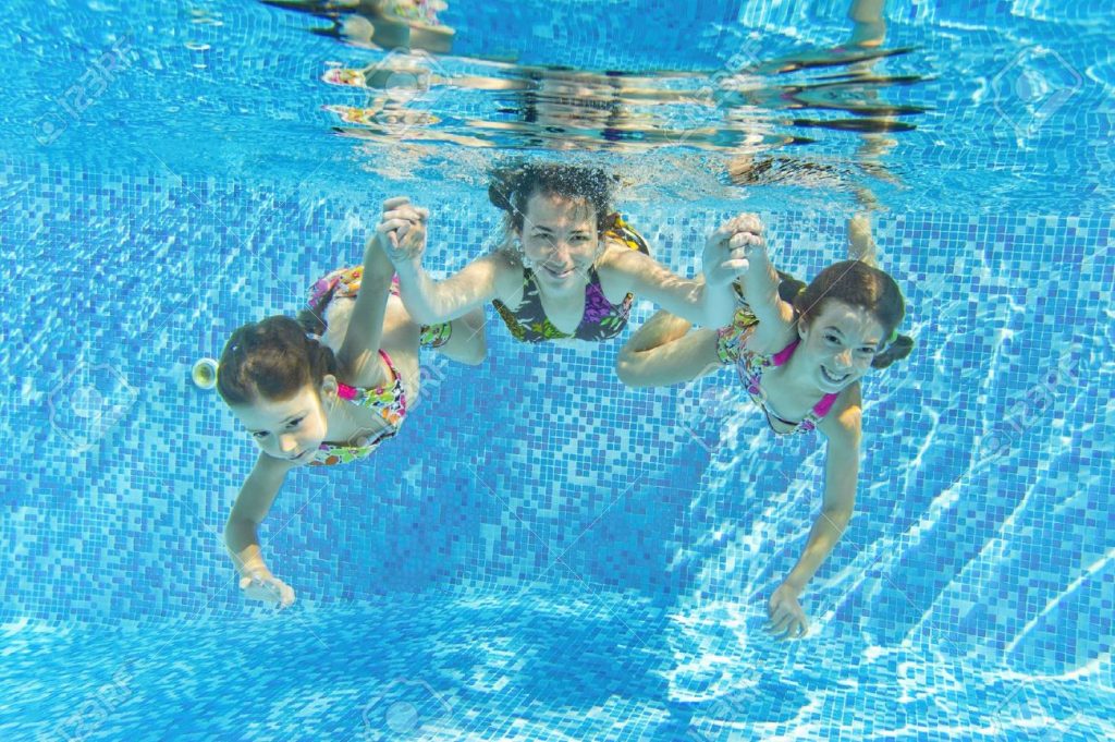 Đi bơi: Niềm vui cho bé, nỗi lo cho cha mẹ